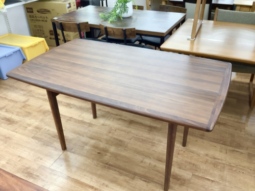 生活家具のテーブル