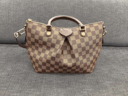 CHANELのLOUOSS VUITTON
