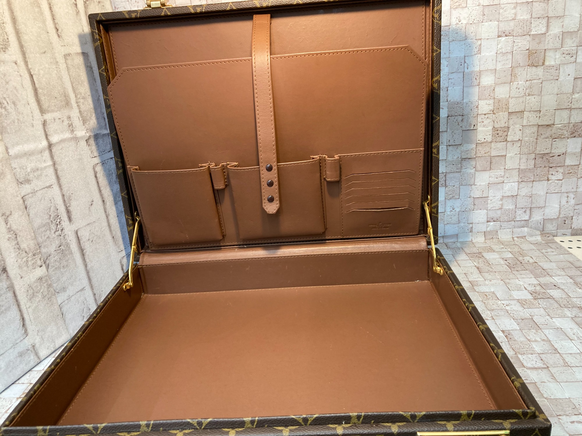 LOUIS VUITTON(ルイヴィトン)のアタッシュケースが入荷しました