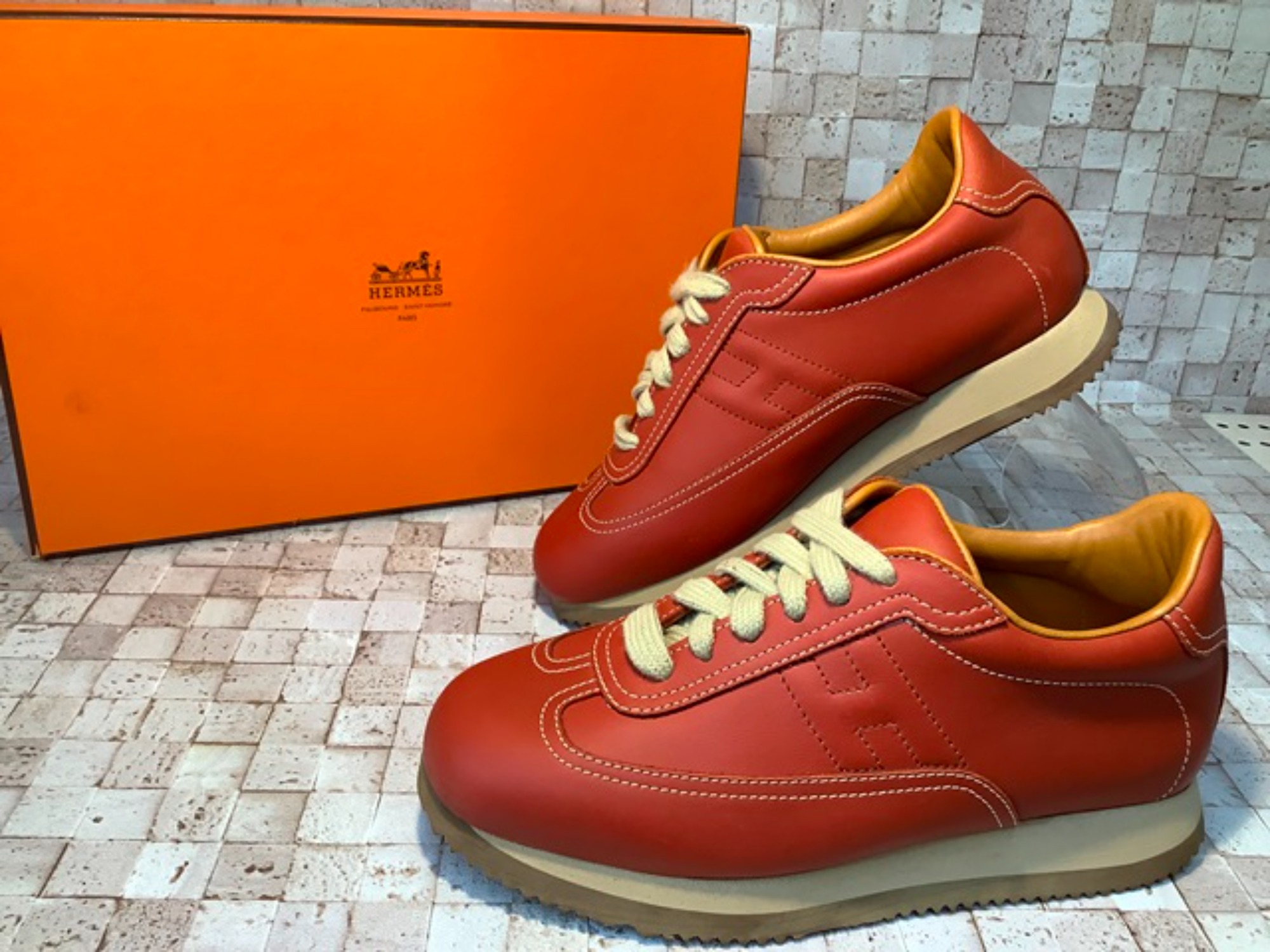 セブンイレブン 冬ギフト カタログ HERMES（エルメス）のクイックレザースニーカーが入荷しました 靴