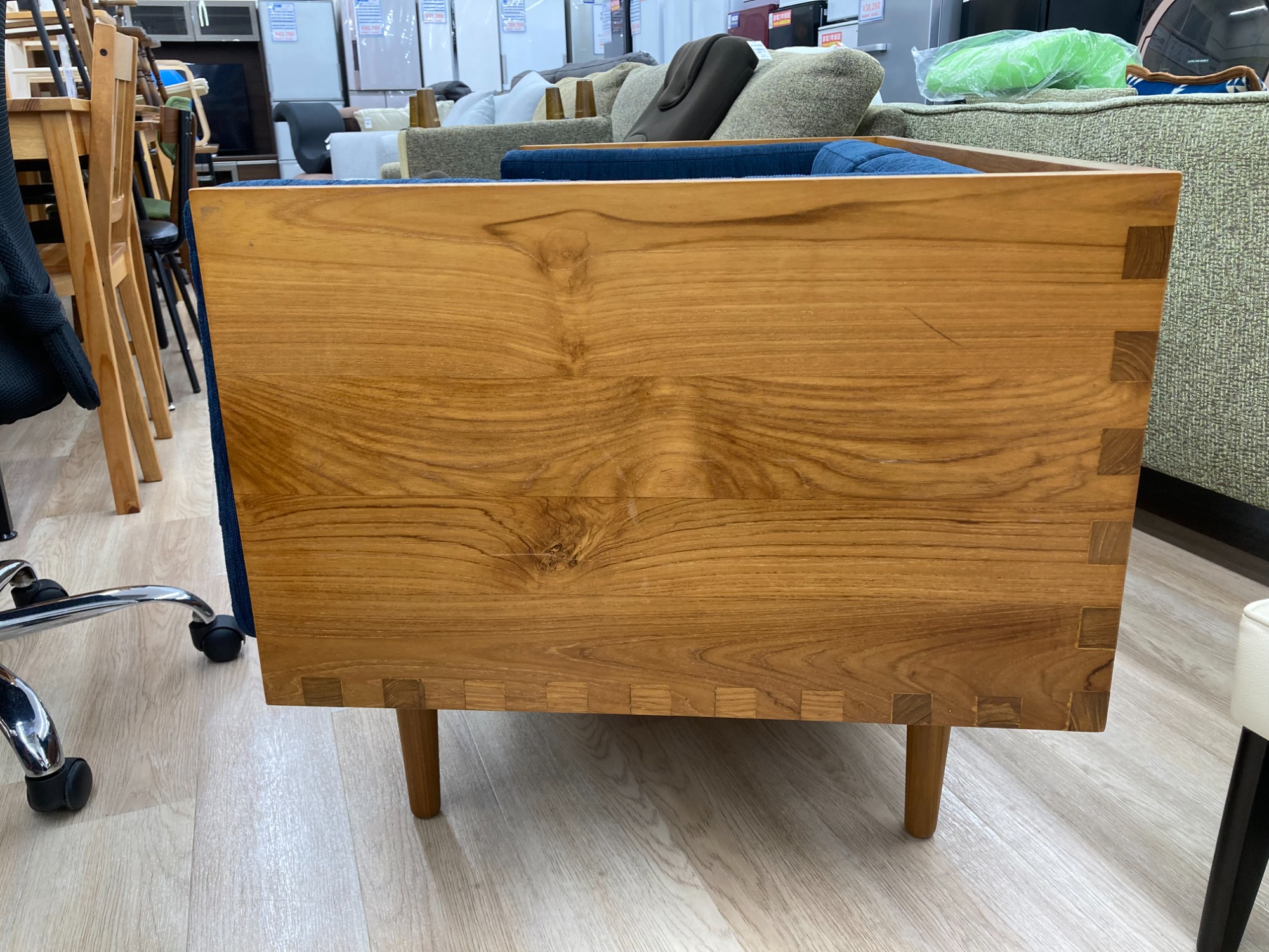 CHLOROS(クロロス) 2人掛けソファーのご紹介です。｜2023年07月26日