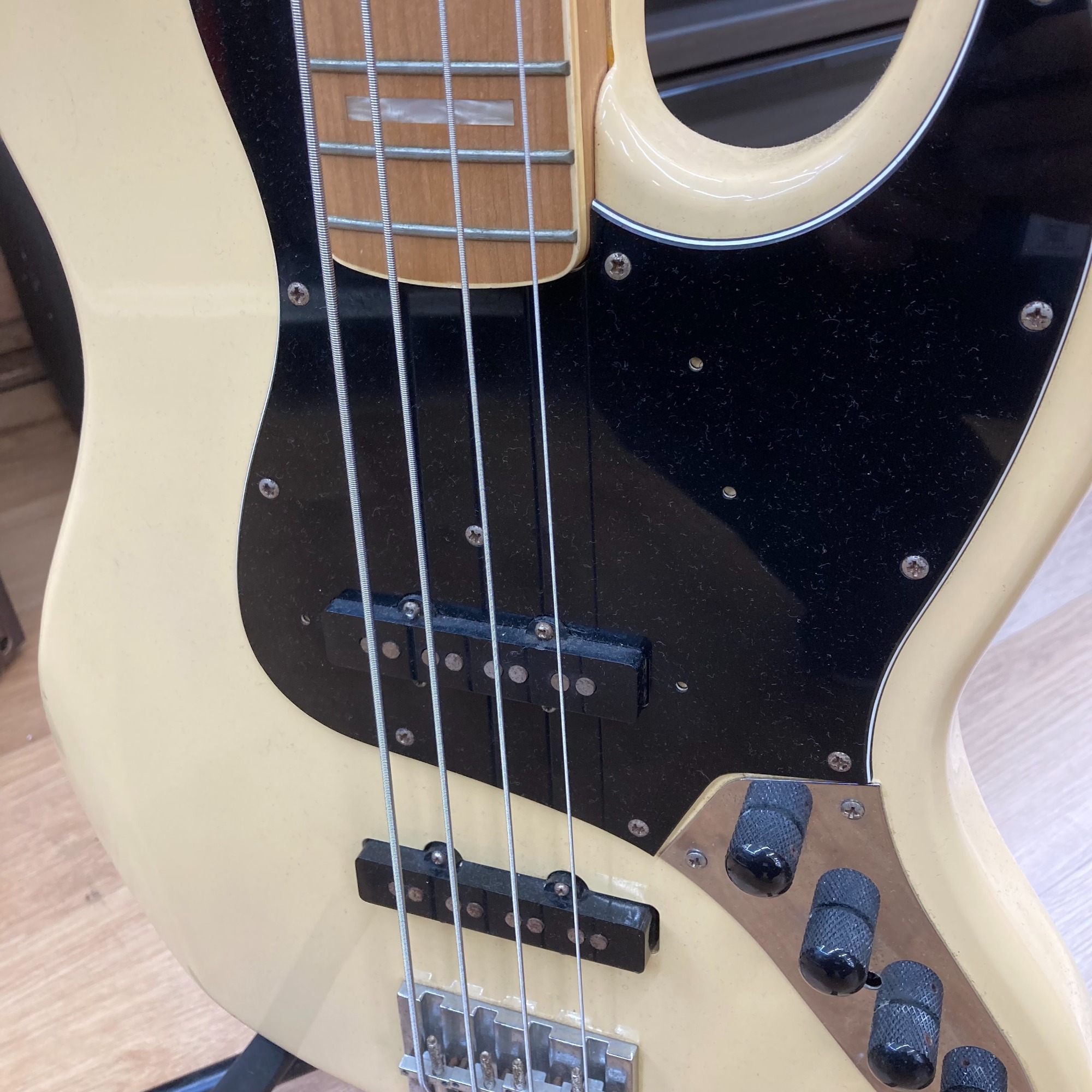 FENDER JAPAN (フェンダージャパン) ジャズベース のご紹介です