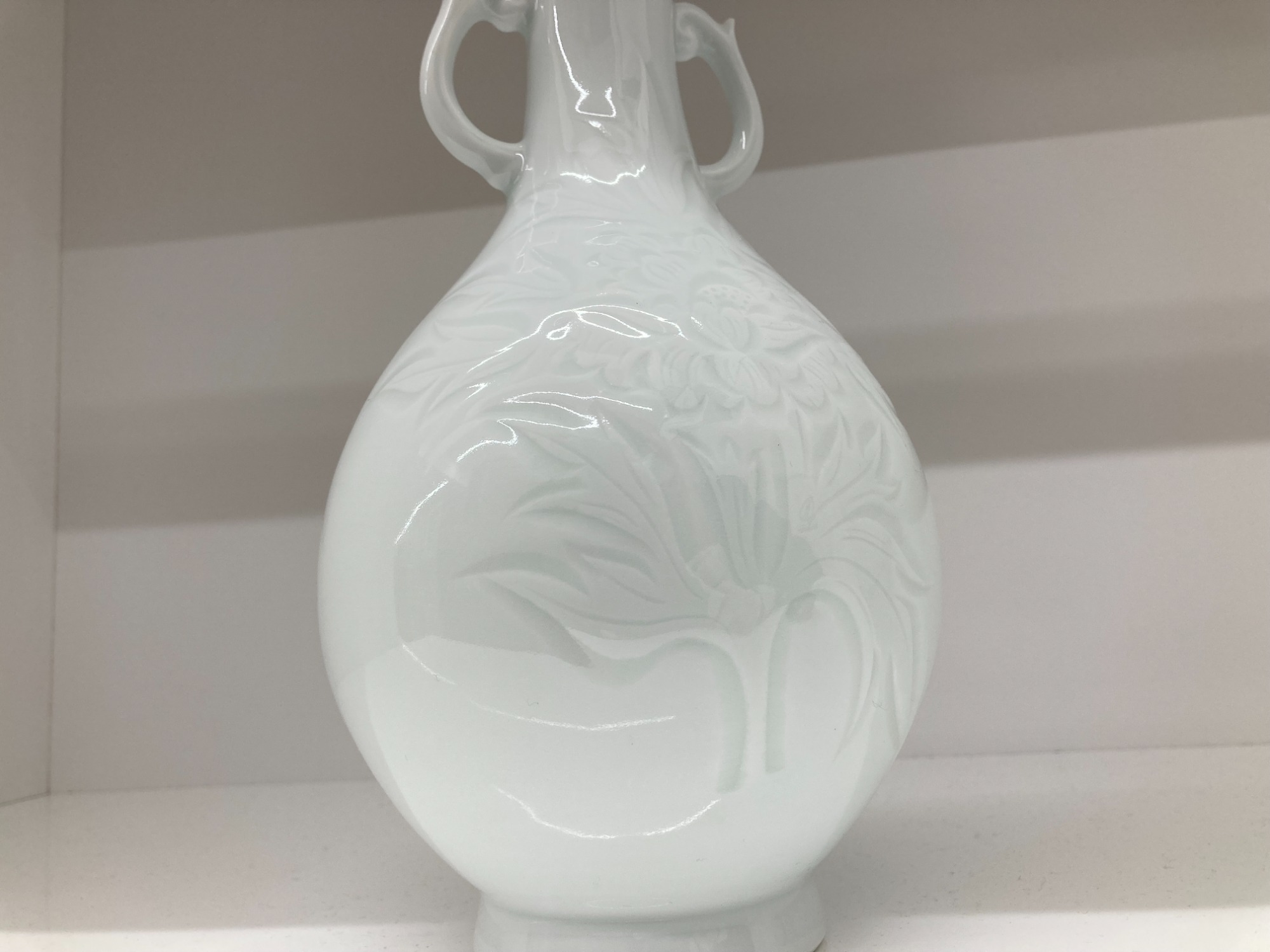 奥川忠右衛門 白磁牡丹彫文耳付花瓶が買取入荷いたしました！【筑紫野