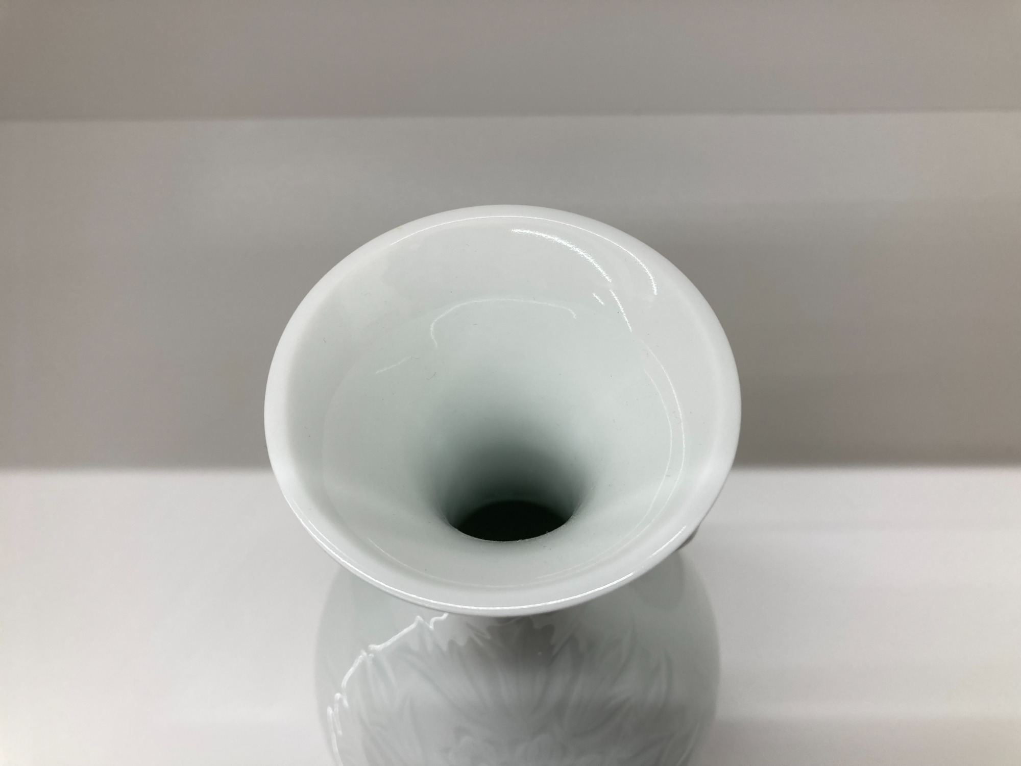 奥川忠右衛門 白磁牡丹彫文耳付花瓶が買取入荷いたしました！【筑紫野