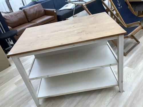 家具のテーブル
