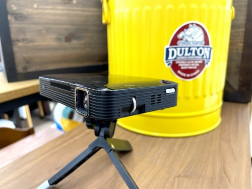 アウトドアのモバイルプロジェクター