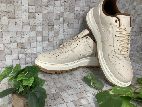 靴のスニーカー