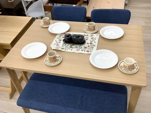 家具のテーブル