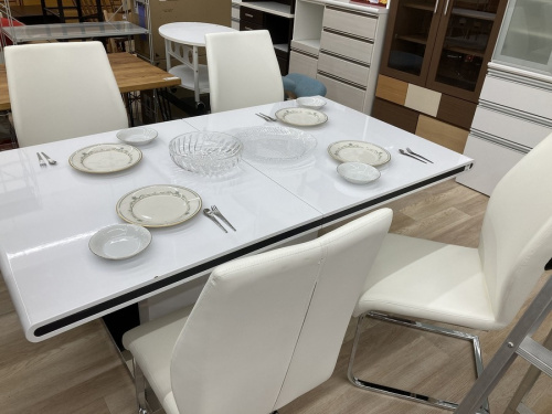 生活家具のテーブル