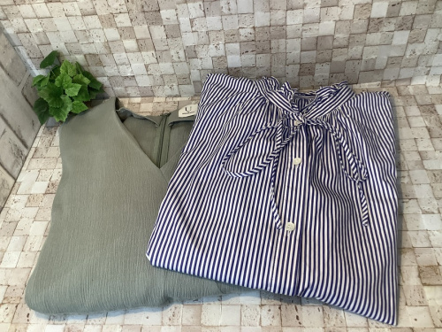 トップスのブラウス