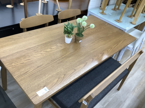 生活家具のテーブル