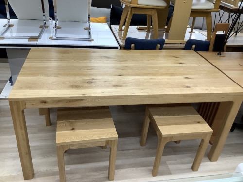 生活家具のテーブル