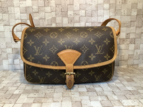 LOUIS VUITTONのバッグ
