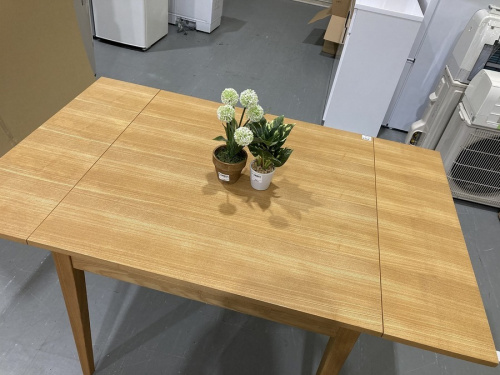 生活家具のテーブル