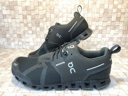 靴のスニーカー