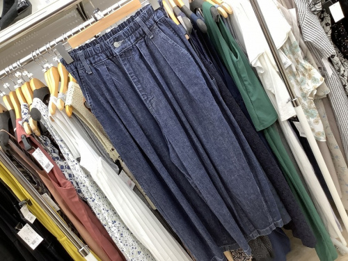ボトムスのパンツ