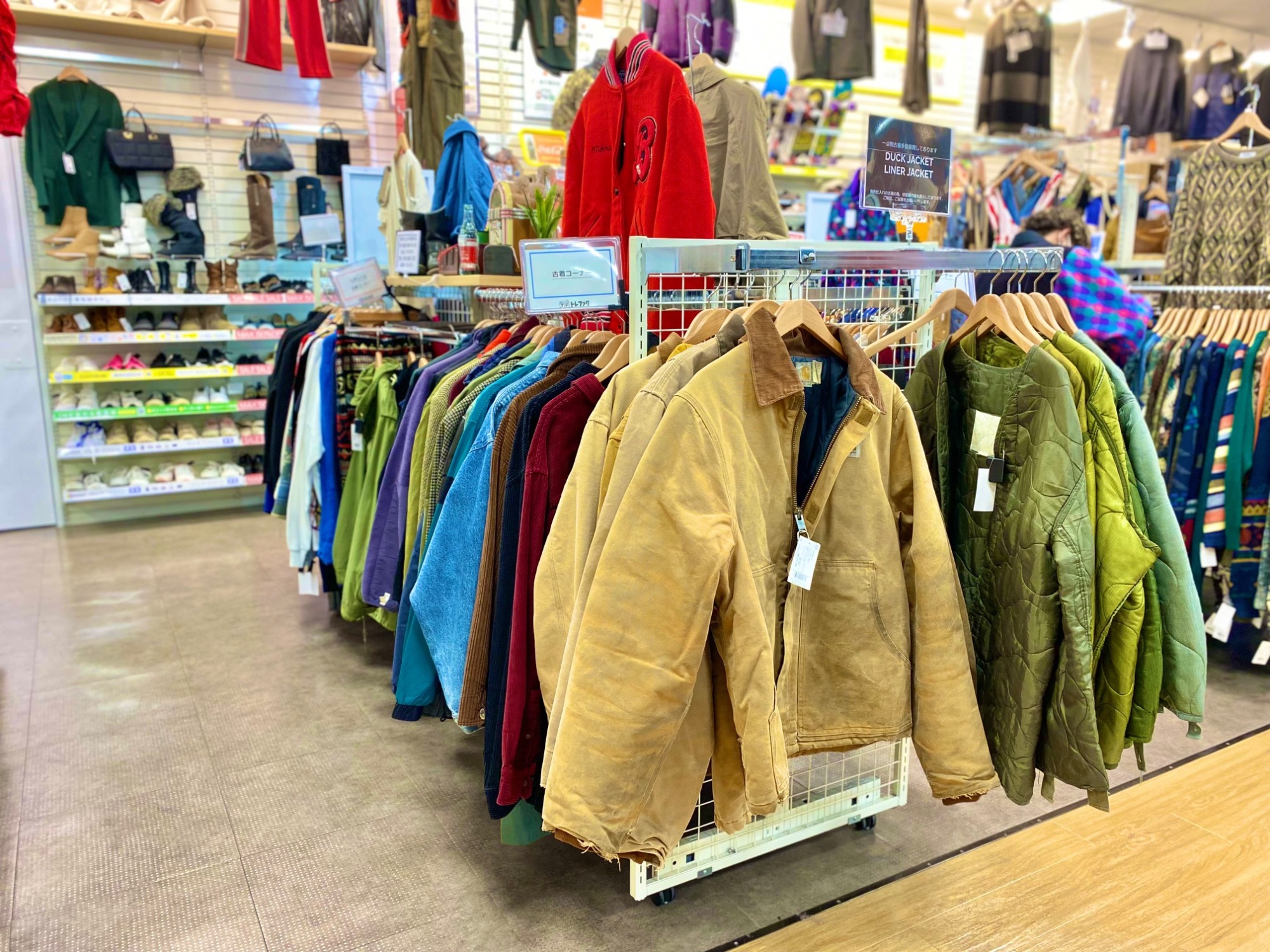 商品を大量入れ替えした古着売場をご覧ください！｜2022年12月10日