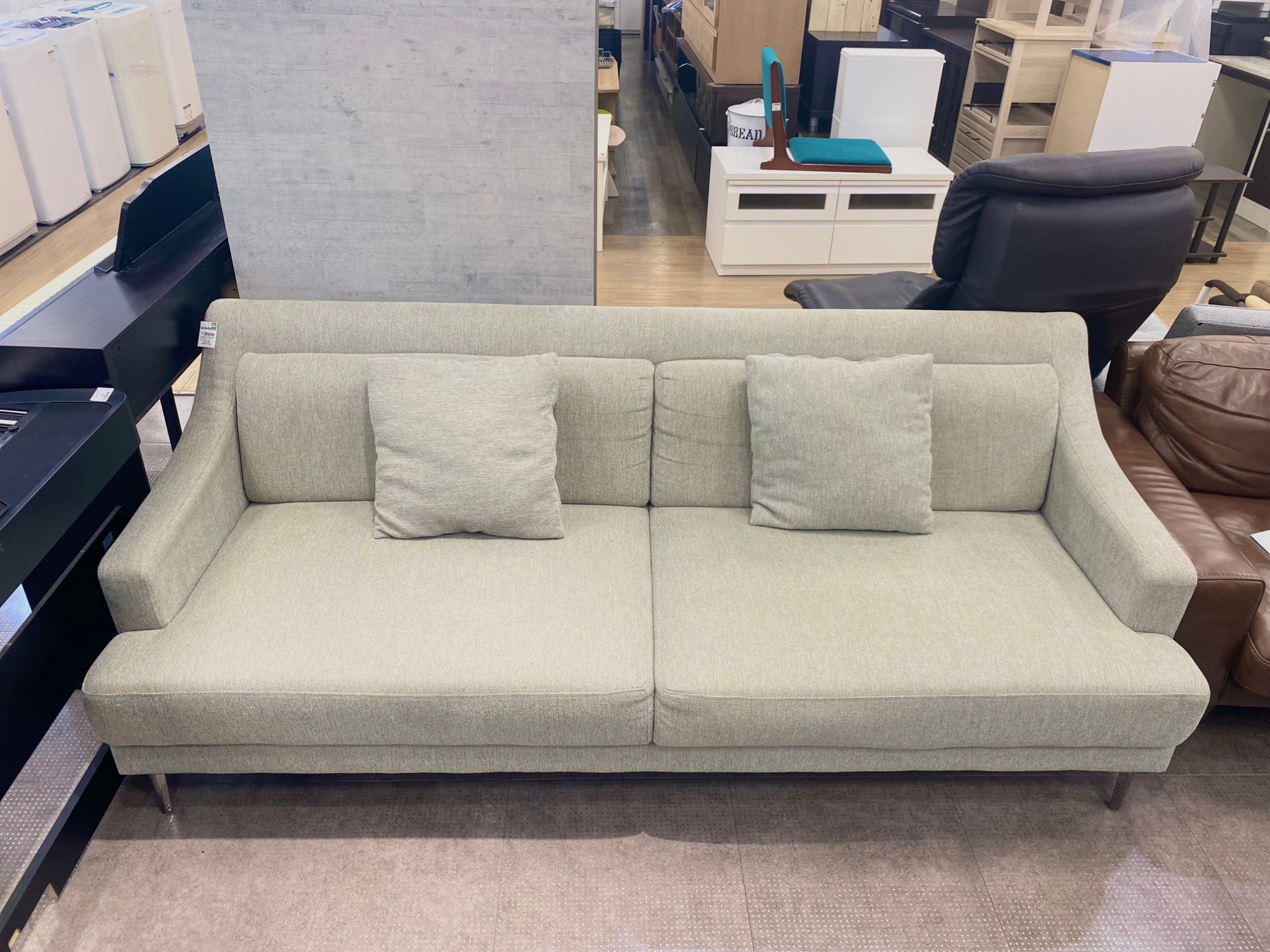 MODERN DECO】の布製3人掛けソファーをご紹介致します！｜2023年05月