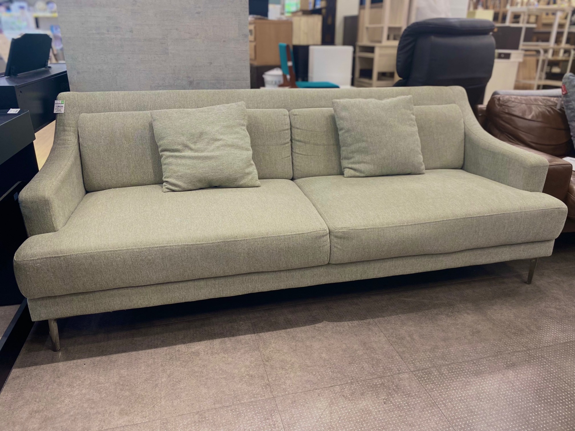 MODERN DECO】の布製3人掛けソファーをご紹介致します！｜2023年05月