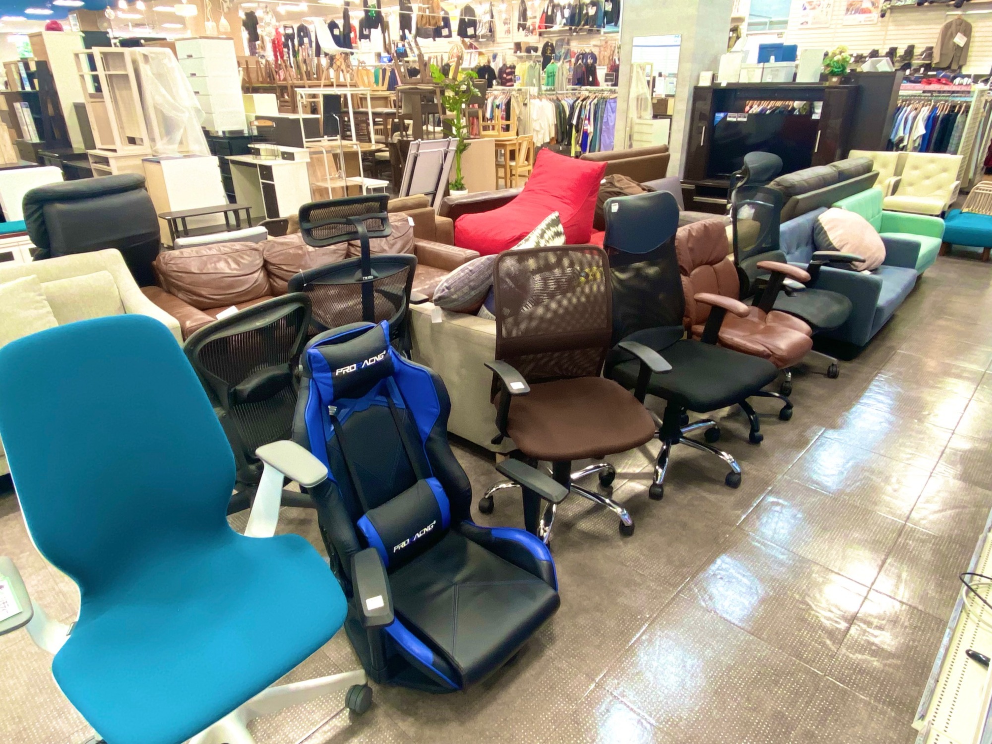 MODERN DECO】の布製3人掛けソファーをご紹介致します！｜2023年05月