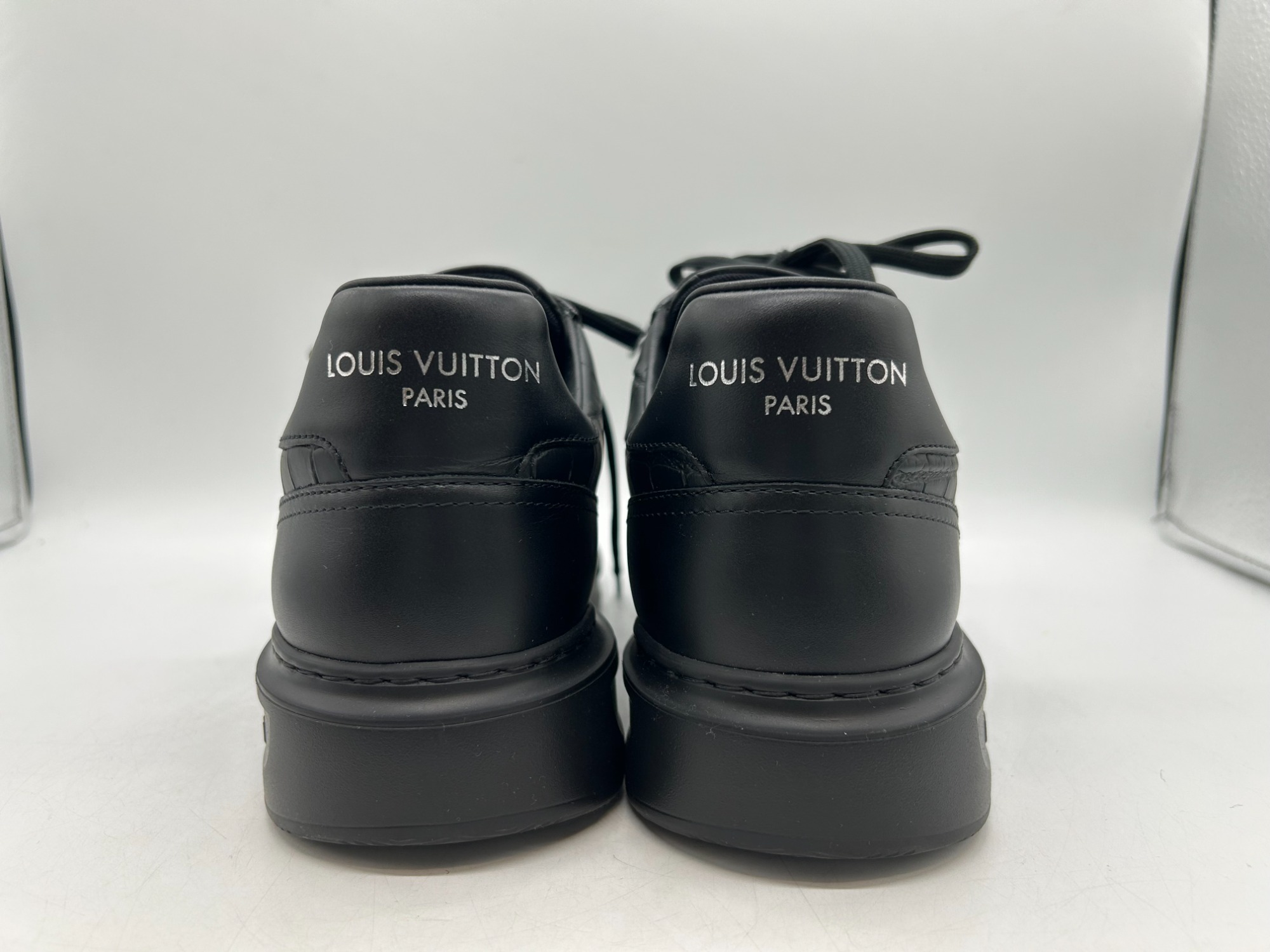 LOUIS VUITTON】LOUIS VUITTON レザースニーカーのご紹介です