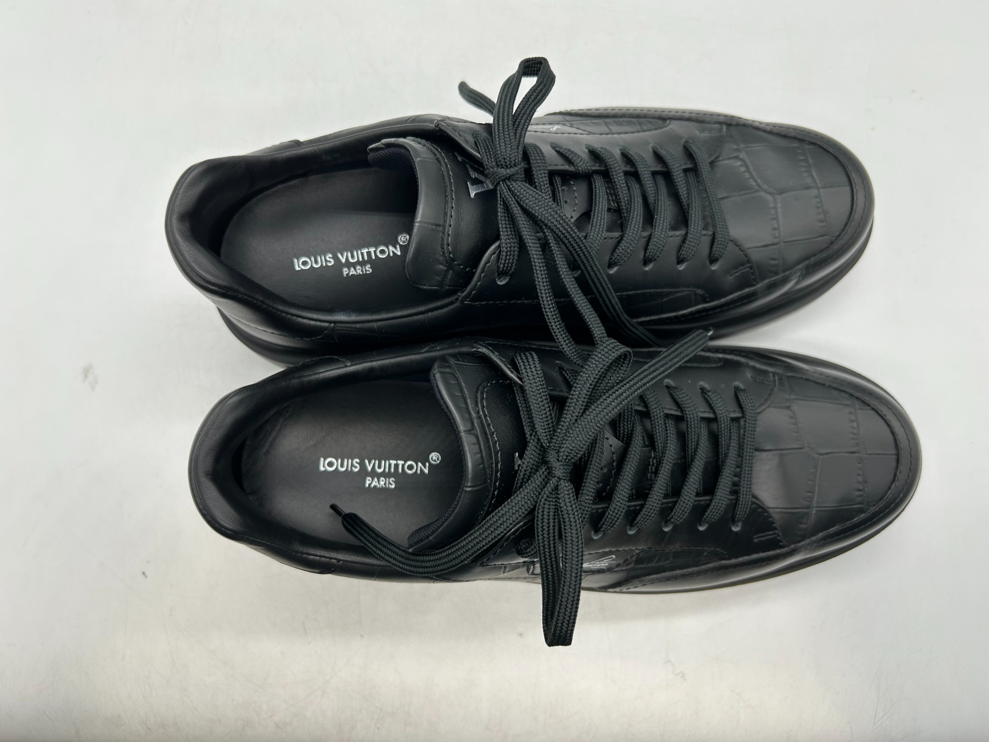 LOUIS VUITTON】LOUIS VUITTON レザースニーカーのご紹介です