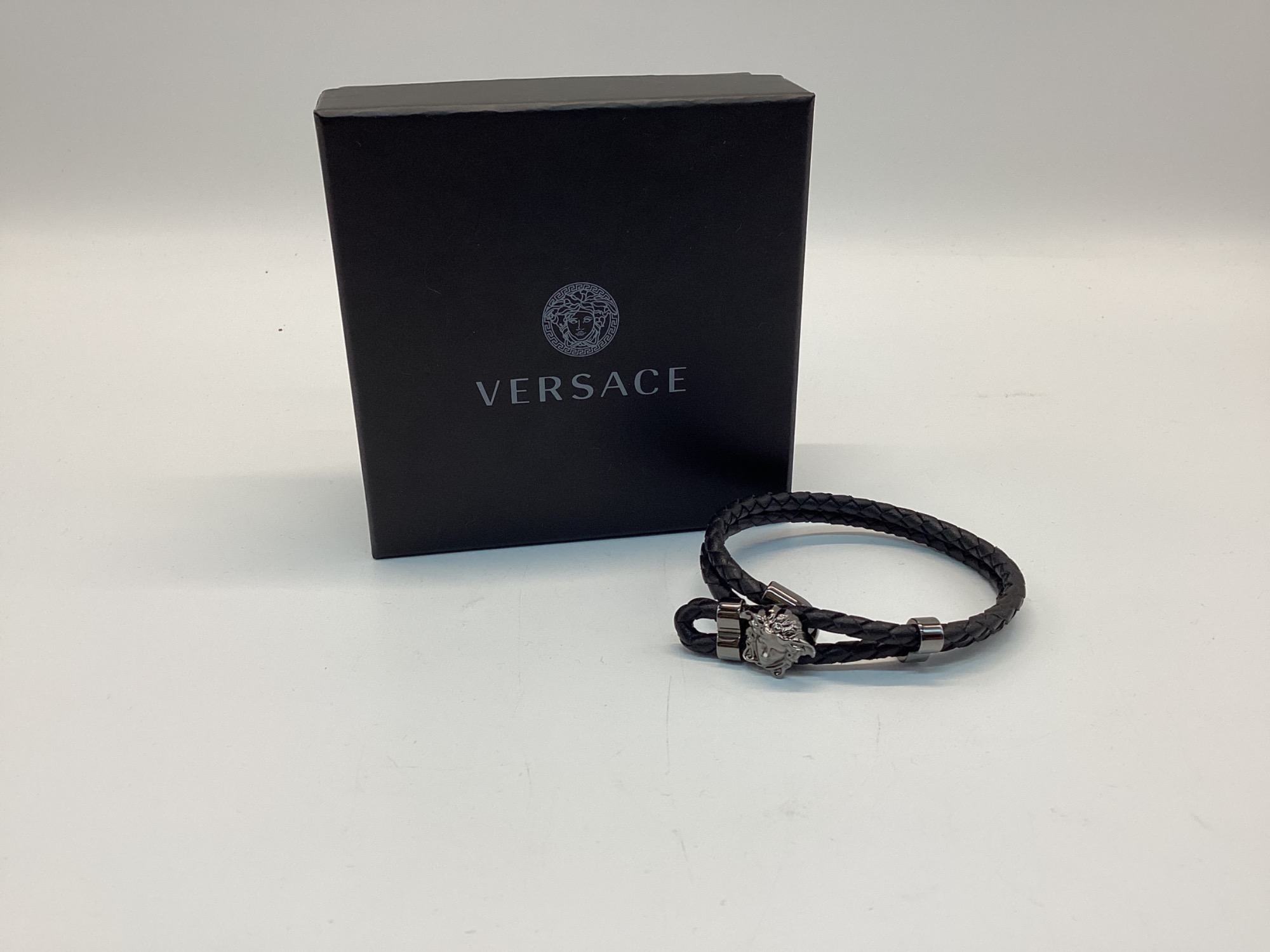 ブレスレット ヴェルサーチェ ロゴ | VERSACE JP