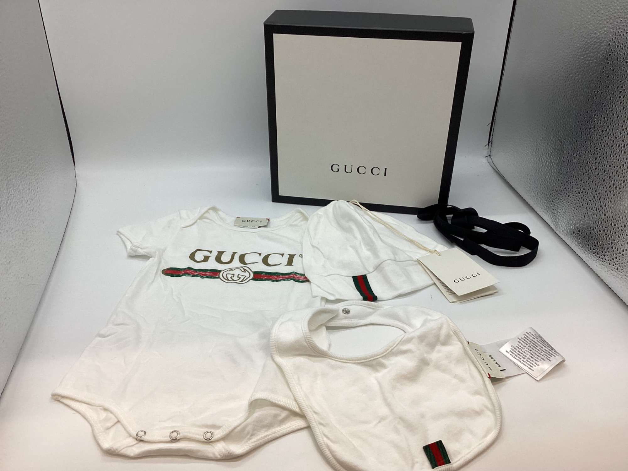 5万相当☆GUCCI ベビー3点セット 12/18ヶ月 ベビー〕GUCCI ロゴ コットン ギフトセットホワイト コットン