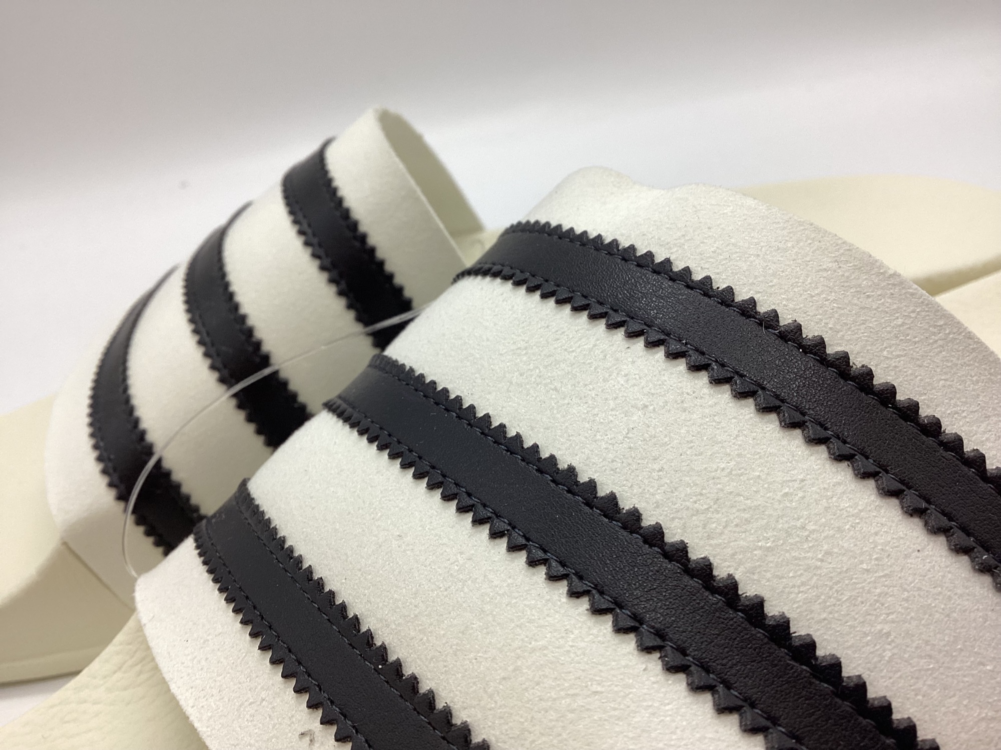 adidas】Fear Of God (フィア・オブ・ゴッド)サンダルのご紹介