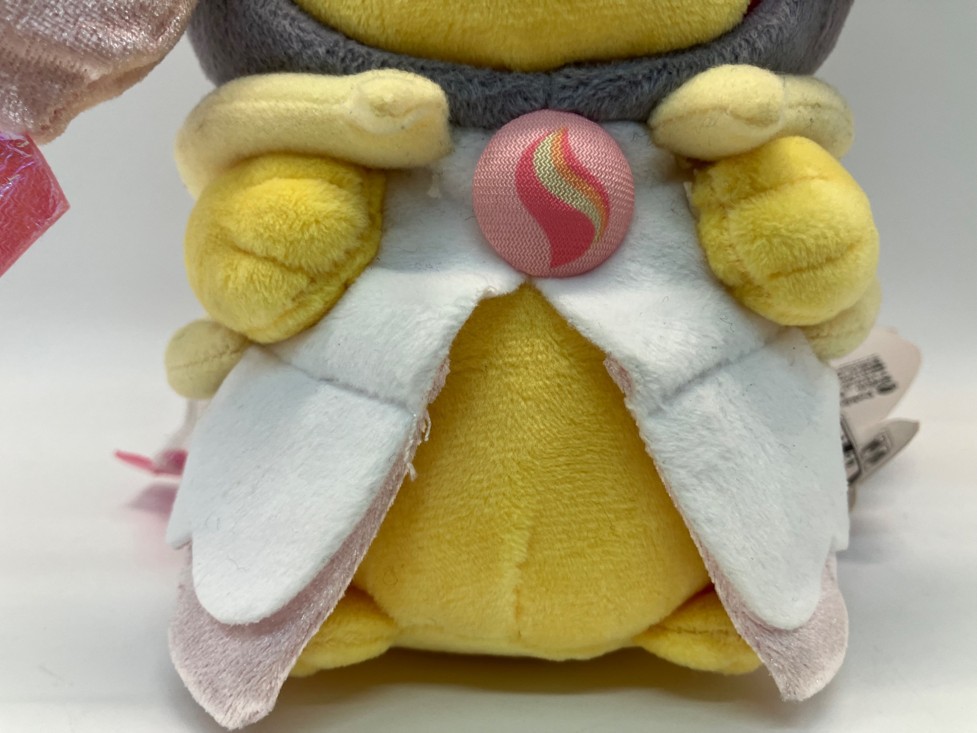 メガディアンシーのポンチョを着たピカチュウの紹介です！｜2025