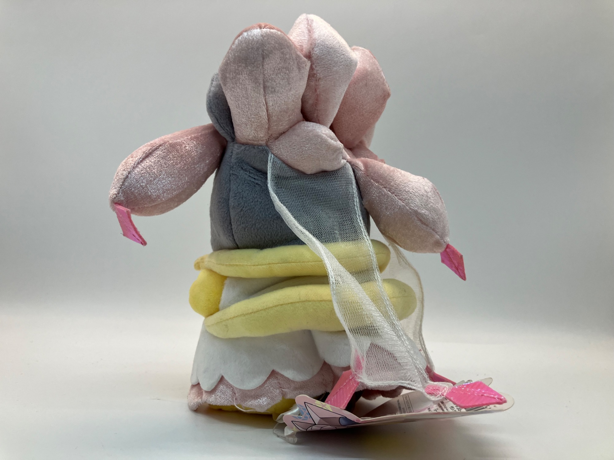 メガディアンシーのポンチョを着たピカチュウ ぬいぐるみ メガディアンシーのポンチョを着たピカチュウの紹介です！｜2025