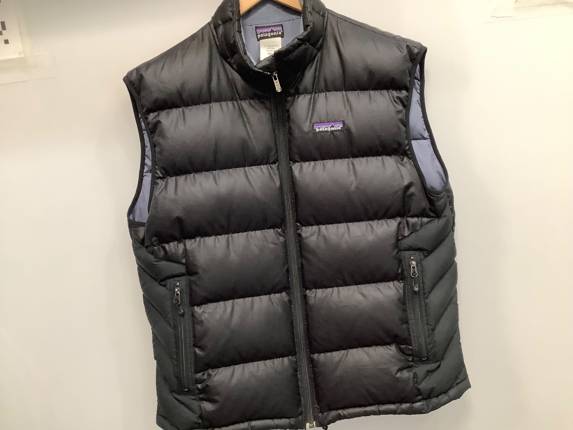 patagonia ダウンベスト S 黒・グレー Patagonia (パタゴニア) 05s ダウンベスト買取入荷致しました！｜2025