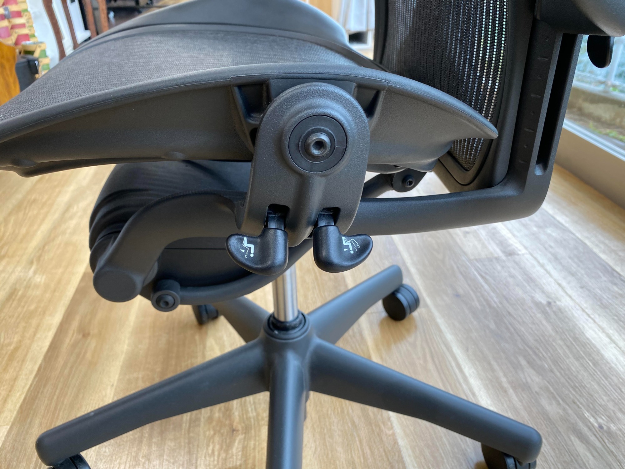 Herman Miller】アーロンチェアをご紹介いたします！｜2024年10月06日