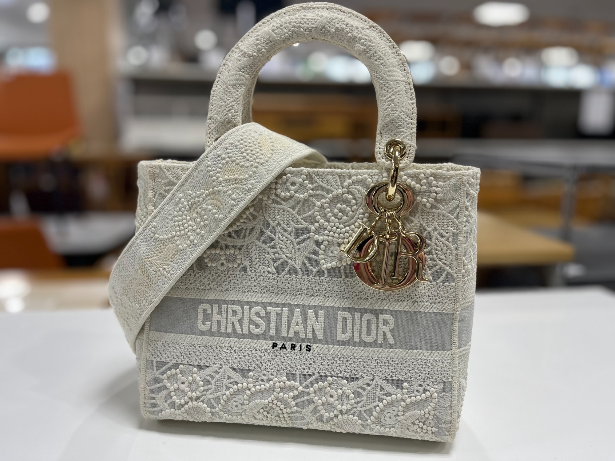 人気カラーの Christian ハンドバッグ入荷しました Dior】レディディーライト バッグ