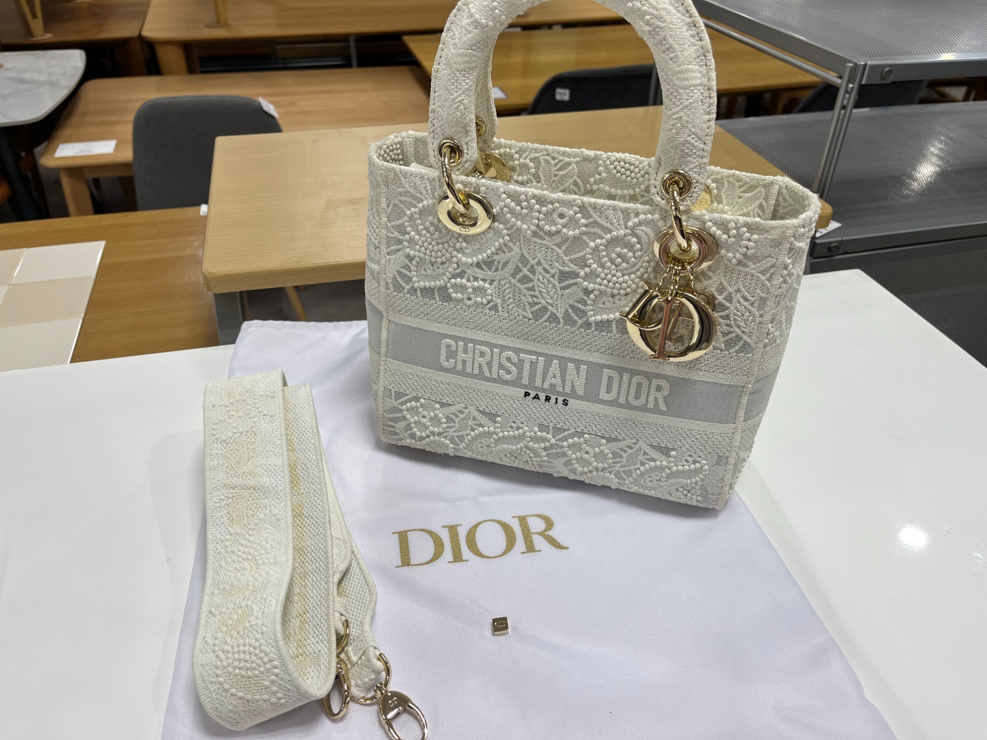 【上品で大人な私を演出♪】DIOR ハンドバッグ Christian Dior】レディディーライト ハンドバッグ入荷しました