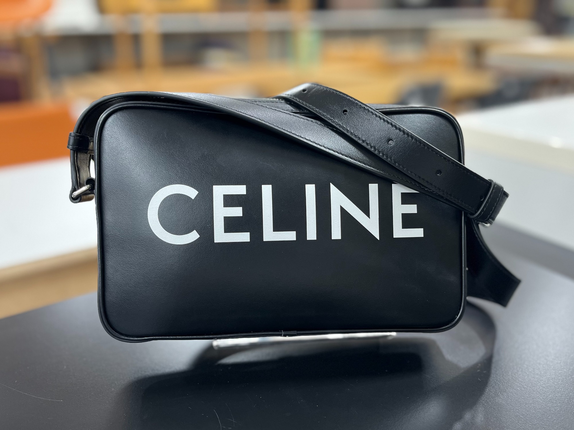 CELINE セリーヌ パピエフロワッセ 新品未開封 セリーヌ、70年代風のクラシックな新作スニーカーを発売