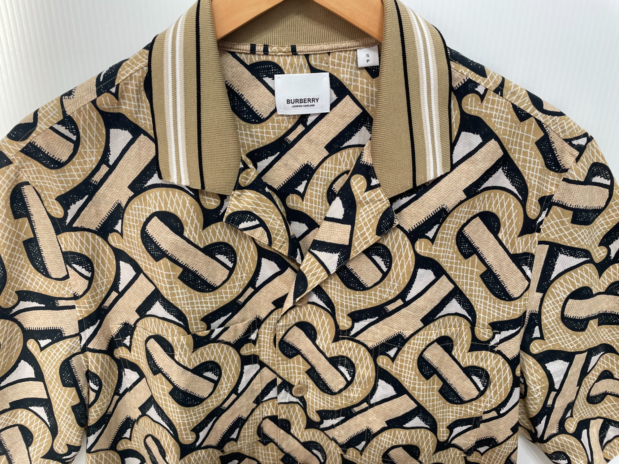 BURBERRY シェブロンストライプ ベージュ系 ワンポイントロゴ 総柄 バーバリーの総柄ポロが入荷！｜2025年08月03日｜リサイクル