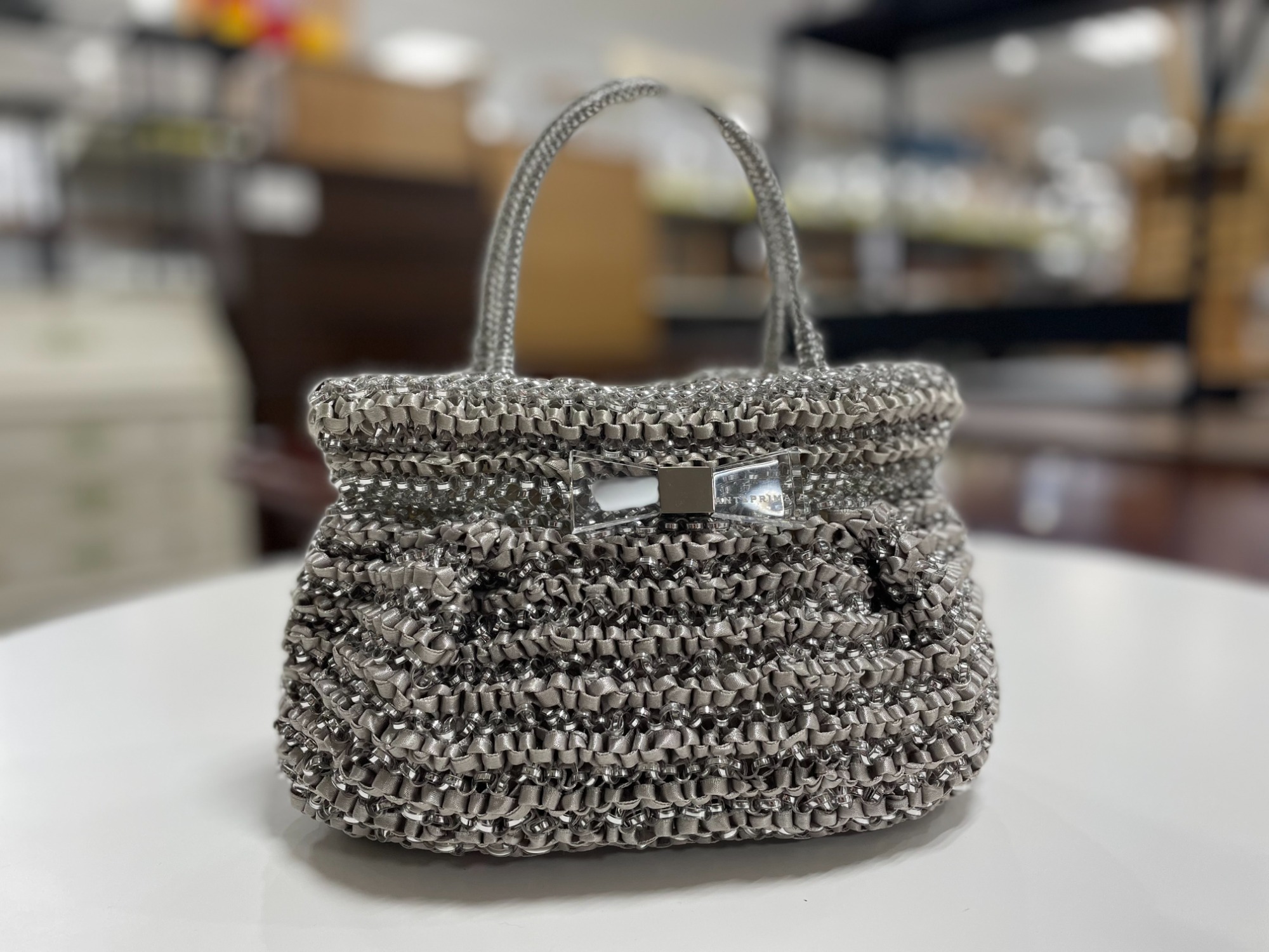 美品 アンテプリマ 2way ワイヤーバッグ ショルダーバッグ 特徴的な三角形のフォルムが目を引くSPORTA(スポルタ)。 A4