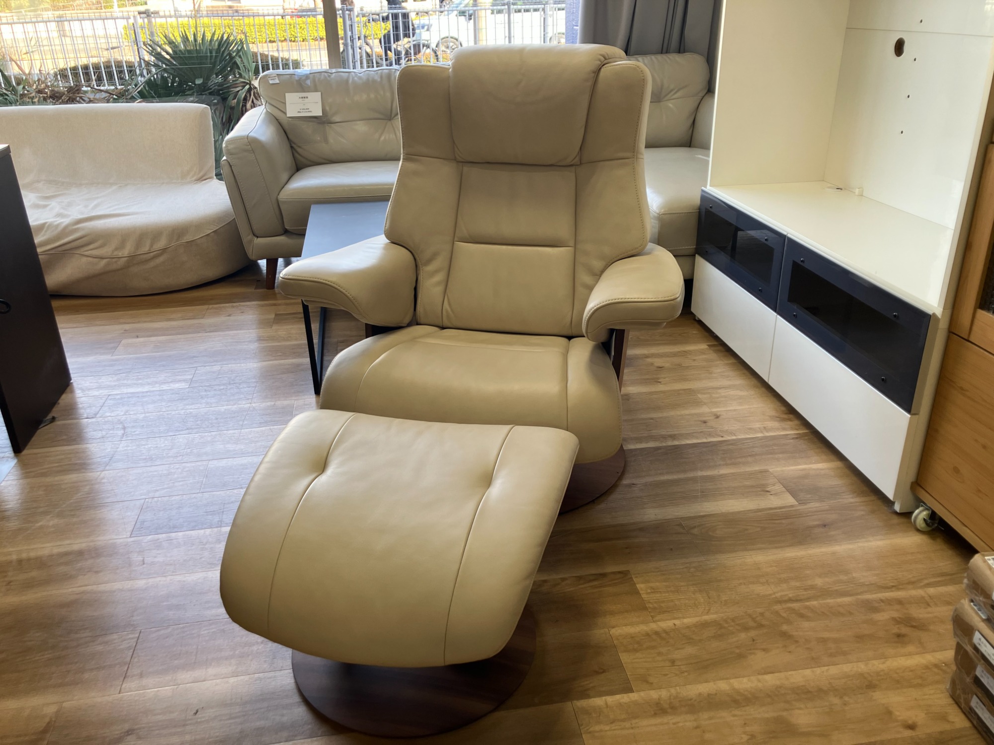 暮らしの格が一段上がる。karimoku THE FAST リクライニングチェア