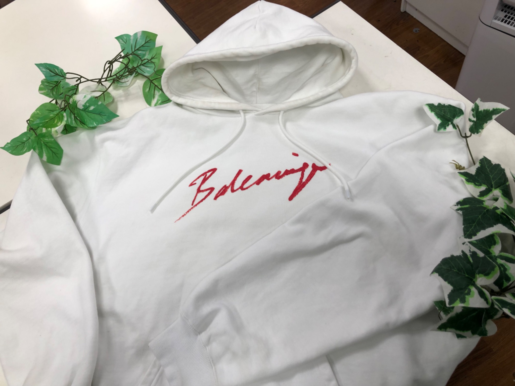 スマホで購入!】BALENCIAGA (バレンシアガ) リップスティックロゴ  