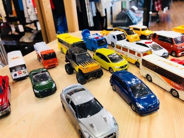 フィギュア　トミカ　まとめ売り トミカ18台まとめ売り - メルカリ
