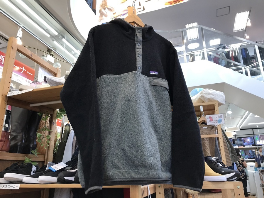 Patagonia（パタゴニア）からシンチラスナップTフーディプル