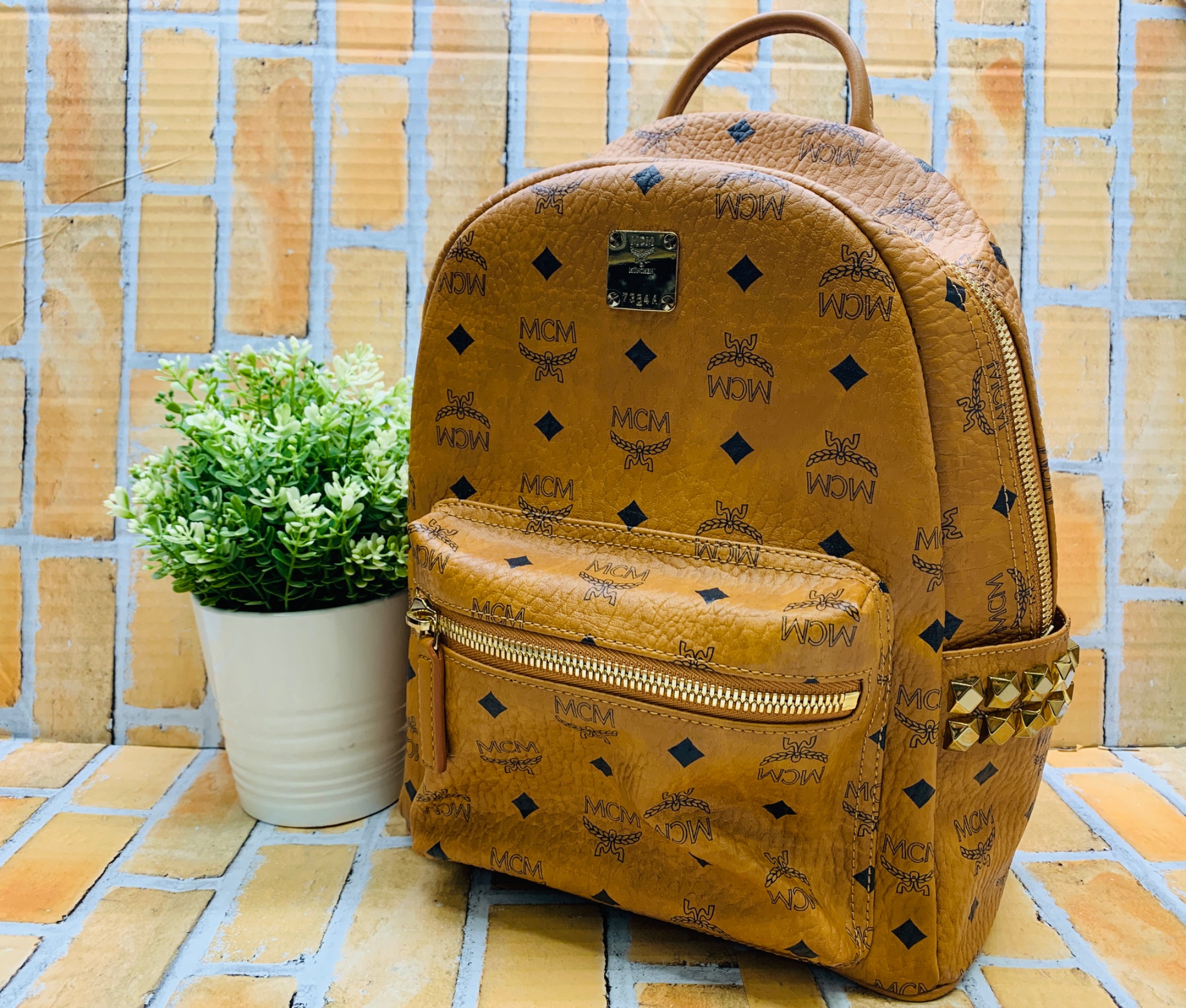 MCM スタッズ付リュック MCM（エムシーエム）の「MCM/エムシーエム/〈スターク〉スタッズ