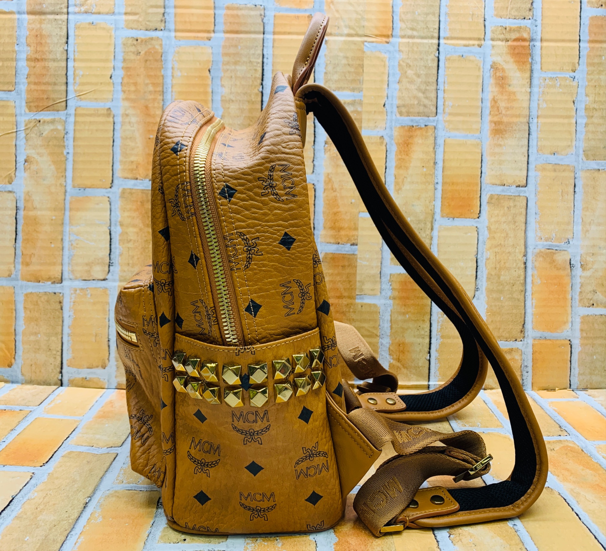 MCM スタッズ付リュック MCM（エムシーエム）の「MCM/エムシーエム/〈スターク〉スタッズ