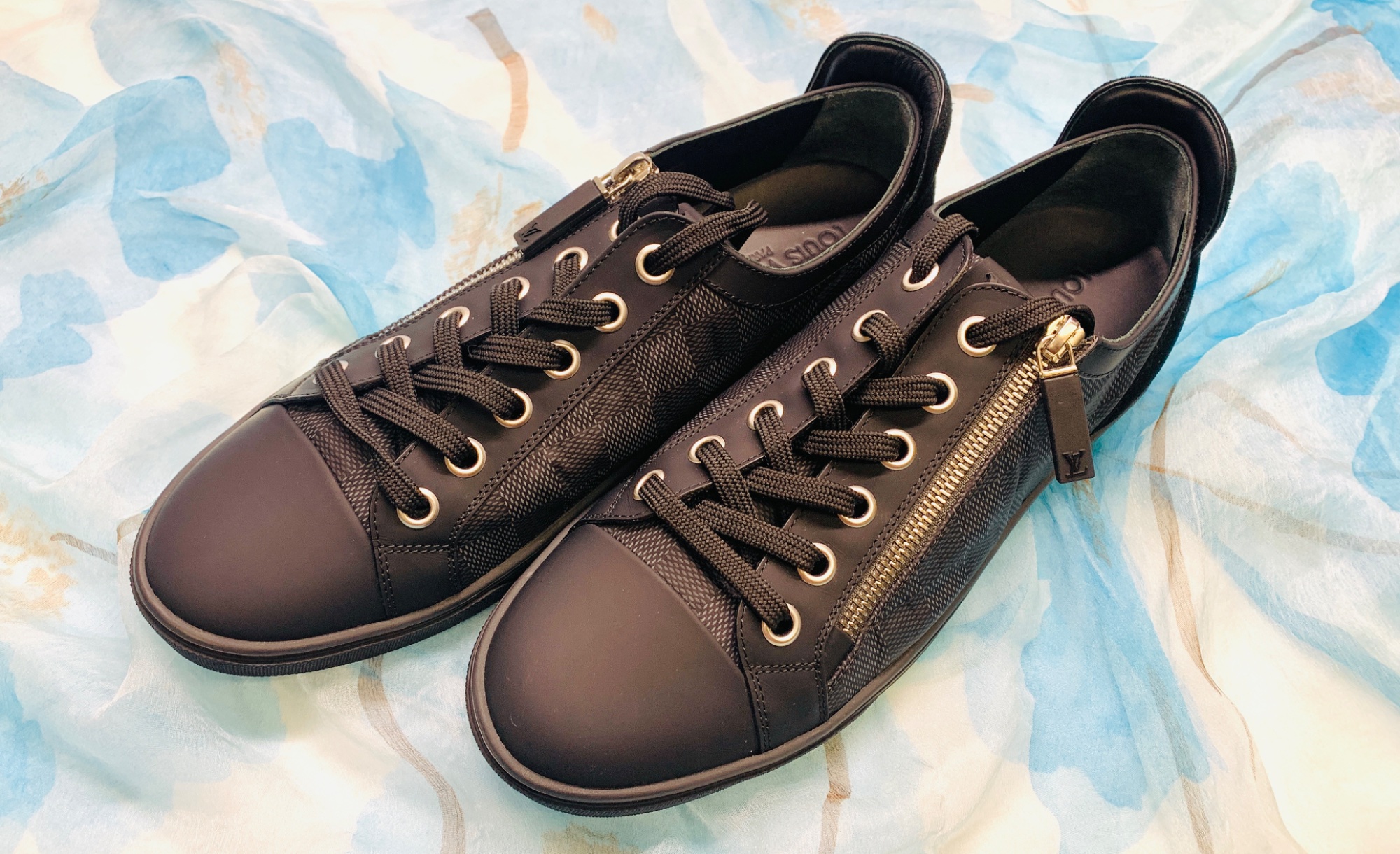 【美品】ルイヴィトン ダミエ グラフィット スニーカー メンズ レザー 黒 8 Louis Vuitton / ルイヴィトン】ダミエグラフィット アヴァンチュール