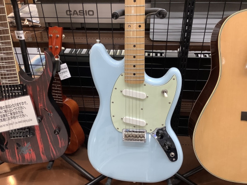 中古楽器店のギター