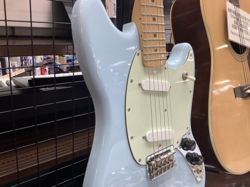 ギターのFENDER