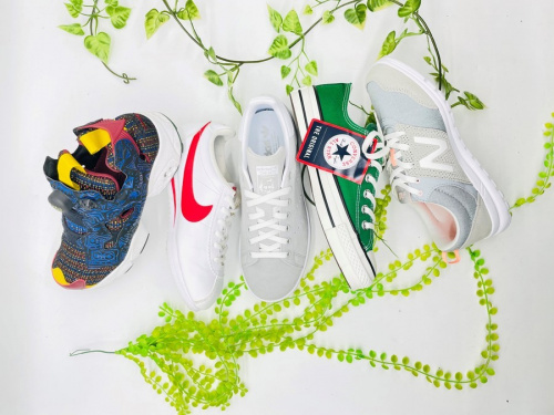 Nike(ナイキ)のadidas(アディダス)