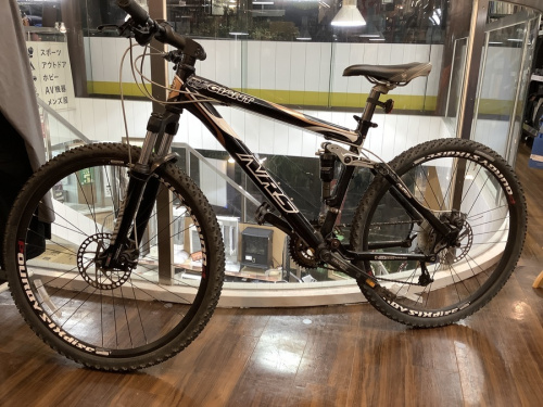 自転車のマウンテンバイク