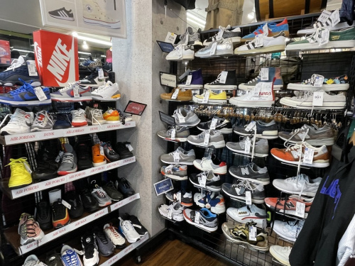 Tシャツのスニーカー